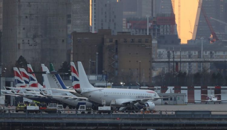 Pašalinus karo laikų bombą vėl atidarytas Londono Sičio oro uostas