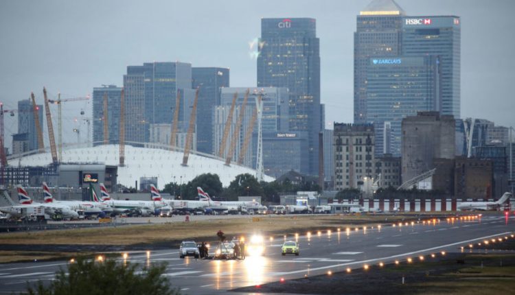 Londono Sičio oro uostas uždarytas dėl rastos karo laikų bombos