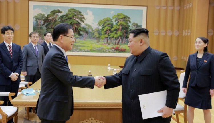 Šiaurės Korėjos lyderis ir Seulo pasiuntiniai aptarė priemones įtampai mažinti