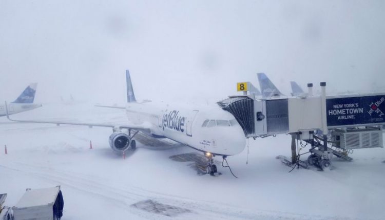 Žiemos audra JAV „užpustė“ žmonių planus: atšaukta tūkstančiai skrydžių