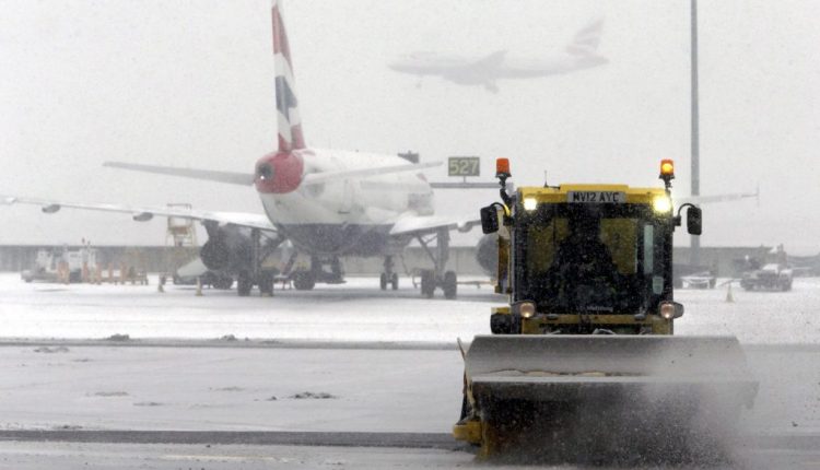 Dėl grįžtančių žiemiškų orų Londone atšaukta per 100 skrydžių