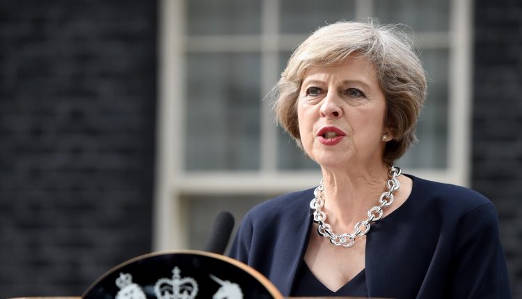 JK įšaldo diplomatinius aukšto lygio ryšius su Rusija, pareiškė May