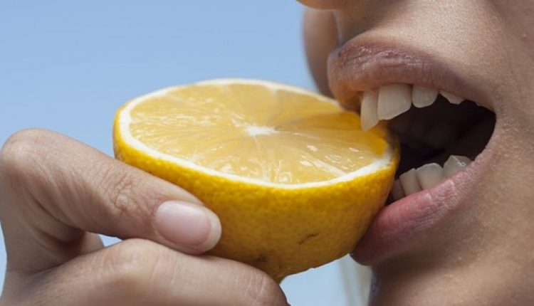 5 priežastys kitą rytą po vakarėlio suvalgyti citriną