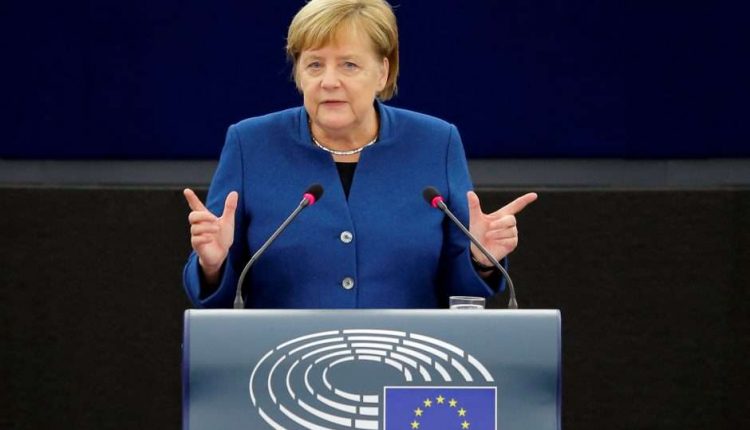Merkel ragina kurti „realią, tikrą“ Europos armiją