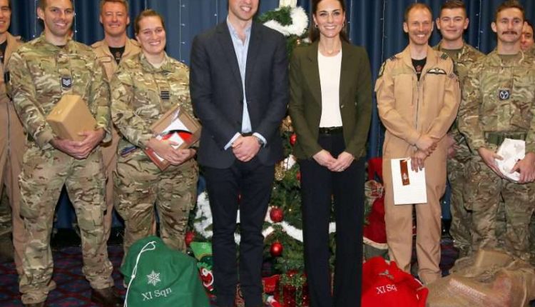 Britanijos princas Williamas su žmona veža kalėdinių dovanų britų kariams Kipre